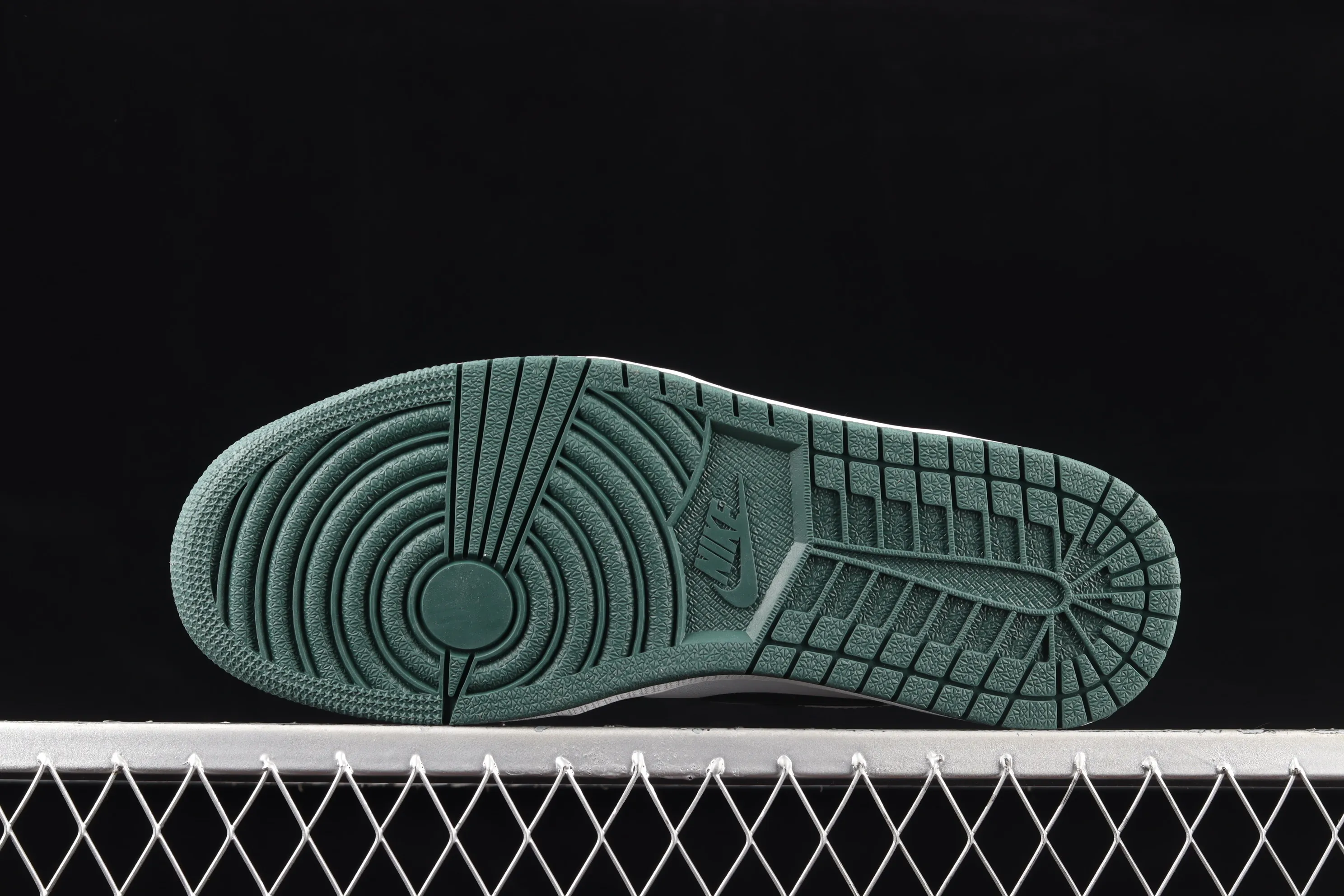 All categories Air Jordan Jordan series basketball shoes Air Jordan 1 Low G version pure original Air Jordan 1 Low AJ1 Joe 1 black and white green low-top cultural basketball shoes 553558-371